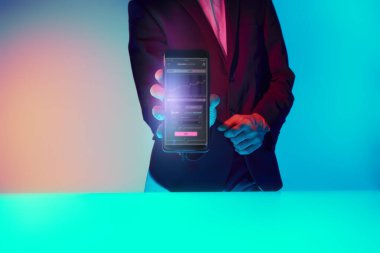 Geleceğin teknolojileri. Takım elbiseli bir adam, gelişmekte olan dinamikleri gösteren özel bir uygulama sunuyor.. 