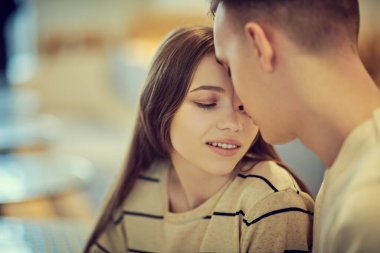 Birbirine yakın genç ve sevgi dolu bir çiftin portresi. Aşk konsepti. 