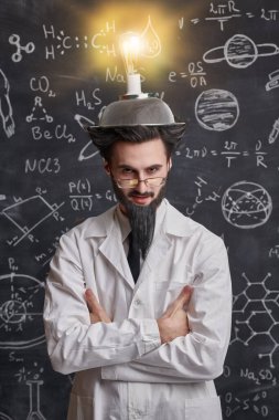 Zeki bir eksantrik bilim adamı elinde bilimsel formüller ve kafasında garip bir buluş olan diyagramlarla tahtaya oturur. Bilim ve yeni icatlar.