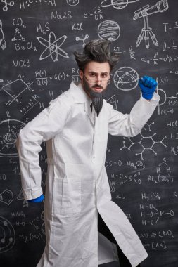 Komik, zeki bir bilim adamı bilimsel sorunun çözümünü bulmak için tahtanın önünde gergin bir şekilde yürüyor. Bilim ve eğitim.