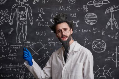 Bilim ve eğitim. Zeki, hevesli bir profesör elinde işaretle tahtaya dikilip bilimsel formülleri ve şemaları açıklıyor.. 