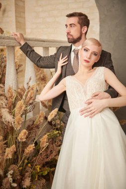 Birbirine aşık güzel bir çiftin portresi. Gelin ve damat. Düğün modası.