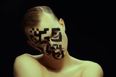 QR kodu. Yüzünde siyah QR kodu olan genç bir adamın sanat portresi. Siyah bir arkaplanda, sakince ve kayıtsızca kameraya bakıyor. İnsanları yontma ve kontrol etme kavramı.