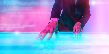 Takım elbiseli bir adam sanal ekrana holografik çizelgeler ve diyagramlar ile dokunuyor. Modern sanal teknolojiler. İş konsepti.