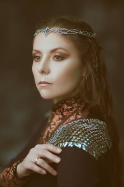 Hayal dünyası. Eski efsaneler. Karanlık bir arkaplanda güzel, görkemli bir ortaçağ kraliçesinin portresi. 