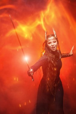 İlahi kadın savaşçı Valkyrie 'nin portresi elinde kılıç ve kavgacı bir çığlıkla savaşa koşuyor. Efsanevi fantezi. İskandinav mitolojisi. 