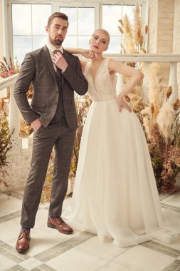 Birbirine aşık güzel bir çiftin portresi. Gelin ve damat. Düğün modası.