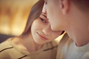 Birbirine yakın genç ve sevgi dolu bir çiftin portresi. Aşk konsepti. 