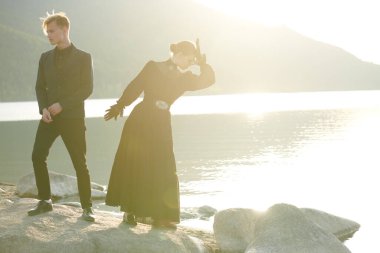 Yakışıklı genç bir adam ve siyah şık elbiseli güzel bir kadın deniz kenarında aşk ve ilişkileriyle eğleniyorlar. Dramatik bir aşk hikayesi. 19. yüzyıl.