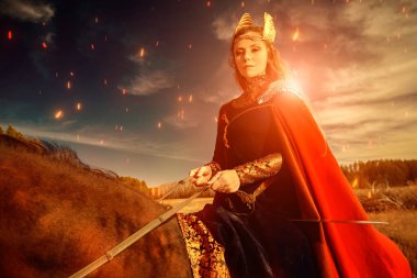 Görkemli kadın savaşçı Valkyrie savaş atıyla savaş alanında at sürüyor. İskandinav mitolojisi. Eski efsaneler.