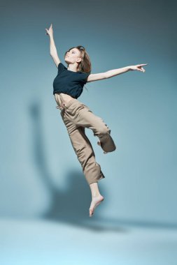 Modern balerin kız atlıyor. Dans ifadesi. Çağdaş bale. Tam boy stüdyo resmi..