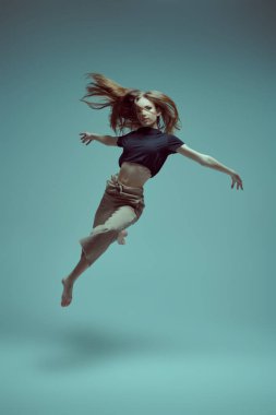 Sevimli modern balerin kız atlıyor. Çağdaş bale. Dans ifadesi. Tam boy stüdyo resmi..