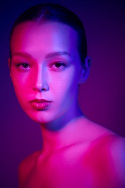 Kadın sağlığı ve güzelliği. Açık mavi ve kırmızı ışıkta açık mavi makyajlı güzel bir kızın sanat portresi. Stüdyo resmi.  