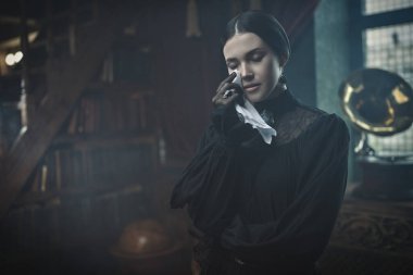 Soylu, üzgün, güzel bir kız, siyah bir elbiseyle zengin bir odada duruyor ve gözyaşlarını siliyor. 19. yüzyıl romanının kahramanı, dramatik bir hikaye..