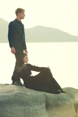 Dramatik bir aşk hikayesi. Güzel bir kadın deniz kenarında oturup sevgilisinin bacağını tutar ve gitmesine izin vermez. Gün batımında deniz kıyısında. Aşk acısı çekiyor. 19. yüzyıl.