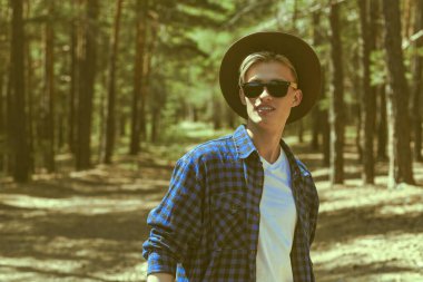 Yürüyüş, macera. Yakışıklı bir turist ormanda yol boyunca yürür. Yaz tatili açık havada. 