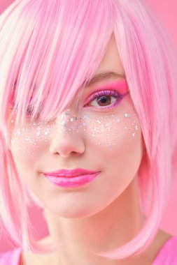 Pembe saçlı, parlak pembe çilli güzel bir kızın portresi. Asya anime tarzı. Saç stili, kozmetik ve makyaj.