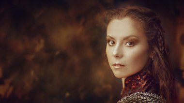 Güzel bir ortaçağ prensesi portresi. Karanlık arka plan. Hayal dünyası. Eski efsaneler. Boşluğu kopyala.