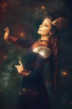 Ateşli kıvılcımlarla çevrili kanatlı kask danslarıyla ilahi kadın savaşçı Valkyrie. Efsanevi fantezi. İskandinav mitolojisi.