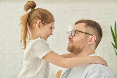 Mutlu baba ve küçük kızın portresi. Mutfakta neşeyle vakit geçiriyorlar. Mutlu aile. 
