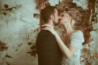 Güzel, zarif bir düğün çifti klasik bir iç mekanda sarılıp öpüşüyor. Düğün çifti, aşkım..