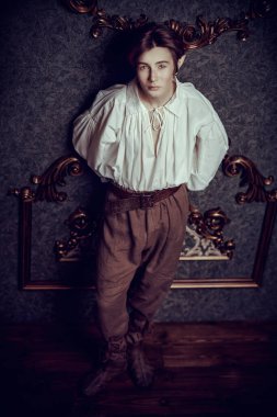 Sihirli kalesinde duran yakışıklı genç bir elfin portresi. Fantezi. Peri masalı, sihir. 