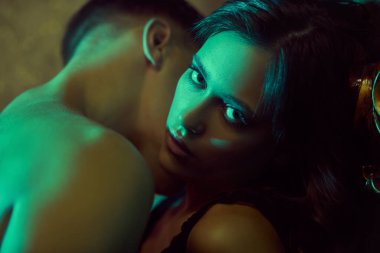 Tutku ve aşk. Yakışıklı, üstsüz bir adam ve genç bir kadın lüks bir dairede sevişiyorlar..