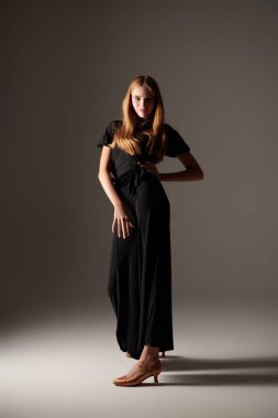 Modern bale dansları. Stüdyoda siyah bluz ve pantolonla dans eden güzel bir kızın tam boy portresi. Güzellik ve Moda.