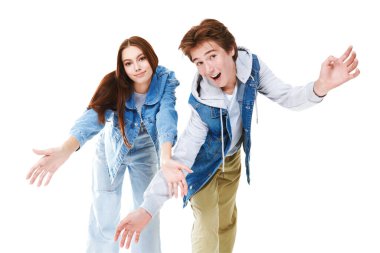 Gençler için Denim modası. Beyaz bir arka planda poz veren duygusal genç bir erkek ve genç bir kızın moda çekimi. Gençlik duyguları..