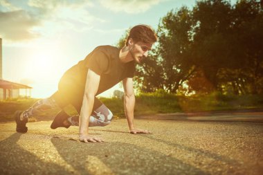Atletik bir adam gün batımında dışarıda egzersiz yapıyor. Aktif ve sağlıklı bir yaşam tarzı. Spor hobileri.