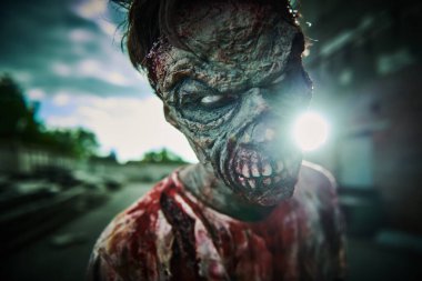 Harap olmuş bir şehirde korkunç bir zombi adam. Zombi kıyameti. Cadılar Bayramı. Korku filmi.