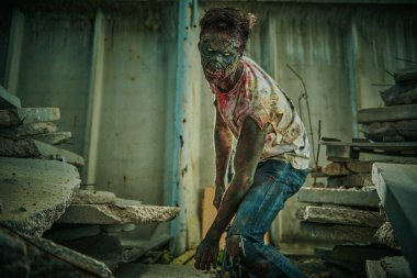 Korku filmi. Zombi kıyameti. İğrenç kana susamış zombi adam harabe şehri kolaçan ediyor. Cadılar Bayramı. 