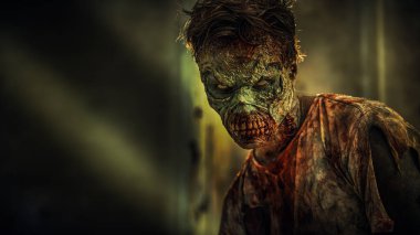 Zombi kıyameti. Sinirli kanlı zombi adam fotokopi alanı olan kasvetli kirli bir arka plana karşı. Cadılar Bayramı. Korku filmi. 
