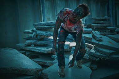 Zombi kıyameti. Harap olmuş bir şehirde korkunç bir zombi adam. Cadılar Bayramı. Korku filmi.