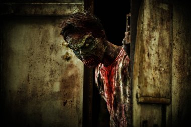 Zombi kıyameti. Harap olmuş bir şehirde korkunç bir zombi adam. Cadılar Bayramı. Korku filmi.