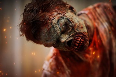 Yanan bir şehrin ateş kıvılcımlarıyla çevrili çirkin kanlı zombi bir adamın yakın plan portresi. Kıyamet günü. Cadılar Bayramı. Korku filmi. 