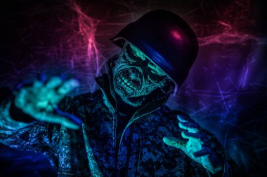 Zombi kıyameti. Uğursuz, karanlık bir ışık altında korkunç bir zombi asker kameraya uzanıyor. Nükleer savaşın sonuçları..