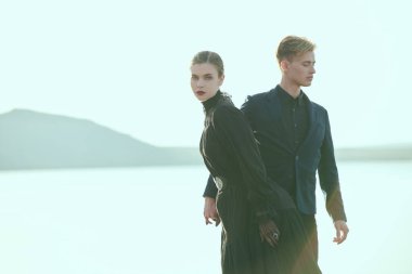 Yakışıklı genç bir adam ve siyah şık elbiseli güzel bir kadın deniz kenarında aşk ve ilişkileri yüzünden işkence görüyorlar. Dramatik bir aşk hikayesi. 19. yüzyıl. Boşluğu kopyala.