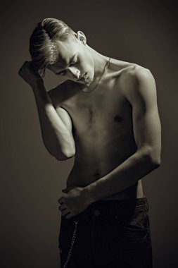 Siyah beyaz bir portre. Dalgın genç bir adam. Gövdesi çıplak. Duygular, iç dünya, psikoloji. 