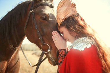 Fantezi. Güzel bir Valkyrie savaş meydanında atıyla konuşuyor. İskandinav mitolojisi. 