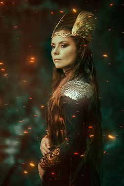 Kanatlı miğferi olan ilahi kadın savaşçı Valkyrie koyu bir arka planda ateşli kıvılcımlarla duruyor. Efsanevi fantezi. İskandinav mitolojisi.