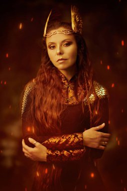 Hayal dünyası. Eski efsaneler. Koyu bir arka planda kanatlı kaskla güzel bir Valkyrie portresi.. 