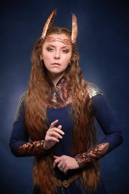 Koyu arkaplanda kanatlı kaskla güzel bir Valkyrie 'nin portresi. Hayal dünyası. Eski efsaneler. 