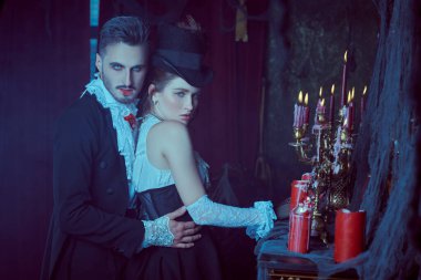 19. yüzyılın vampirleri. Yakışıklı, kana susamış erkek vampir masum, güzel bir kadını kollarında ısıracak. Karanlık, eski bir kale geçmişi var. Cadılar Bayramı. 