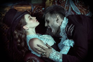 Korkunç kana susamış erkek vampir masum güzel bir bayanı kollarında ısıracak. Karanlık, eski bir kale geçmişi var. Cadılar Bayramı. 19. yüzyılın vampirleri.. 