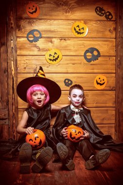 Karnaval kostümlü neşeli çocuklar Cadılar Bayramı 'nda şeker mi şaka mı oynarlar. Mutlu Cadılar Bayramı! 