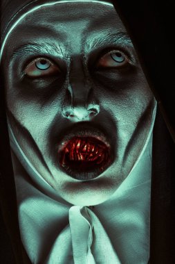 Cadılar Bayramı ve Korku. Koyu renkli dişleri olan şeytani korkunç bir rahibenin yakın plan portresi.. 