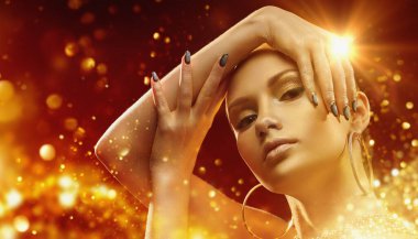 Altın güzellik kızı. Altın makyajlı, teni altın küpeli, kırmızı arka planda altın ışıklı kolyesi olan muhteşem bir kadın. Tatil lüks görünümü. Noel kızı.