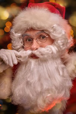 Güzel Noel Baba 'yı, ışıldayan Noel ışıklarıyla dolu bir odada yakından çek.. 