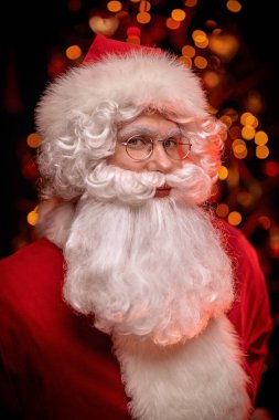 Mutlu Noeller ve mutlu yıllar! Noel Baba 'nın portresi bir akşam odasında Noel ışıkları her yerde parlıyor..